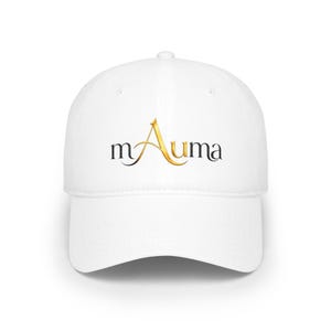 Op de afbeelding: Een witte baseballpet met de tekst "mAuma" in het midden op de voorzijde. De letter "A" is weergegeven in een metallic gouden verloop met een gestileerd schreeflettertype, terwijl de overige letters in een eenvoudig, zwart lettertype zijn.