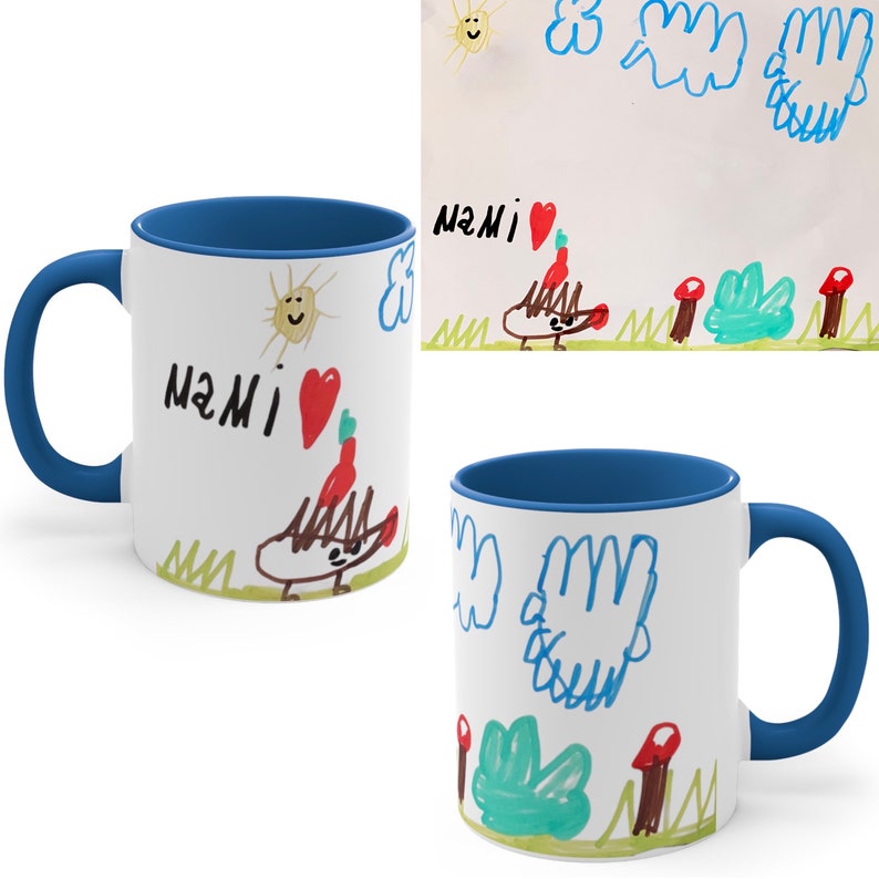 Puede incluir: Una taza de cer&aacute;mica blanca con un borde azul, que presenta un dibujo de un ni&ntilde;o con un sol, un coraz&oacute;n, un erizo y la palabra "MAMI".