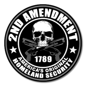 以下が含まれることがあります： 外側に「2nd Amendment」という文字が書かれた黒と白の円形のステッカー。円の内側には、2丁のピストルを持ったドクロとクロスボーンがあります。「America's Original Homeland Security」という文字は、ドクロとクロスボーンの下にあります。ステッカーの中央には「1789」という年号があります。
