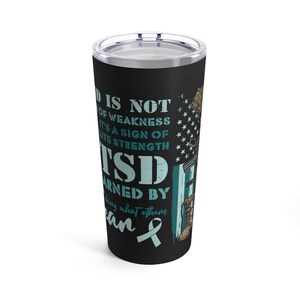 Könnte beinhalten: Ein schwarzer Becher mit einem Design aus einer blaugrünen und weißen amerikanischen Flagge. Der Becher trägt den Text "PTSD is not a sign of weakness, it's a sign of ultimate strength. PTSD earned by doing what others can't." Der Becher hat auch ein blaugrünes Band.