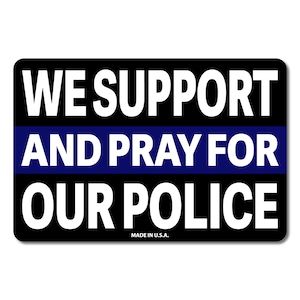 Puede incluir: Un letrero en blanco y negro con una franja azul que dice "We Support and Pray for Our Police" con las palabras "Made in U.S.A." en la parte inferior.
