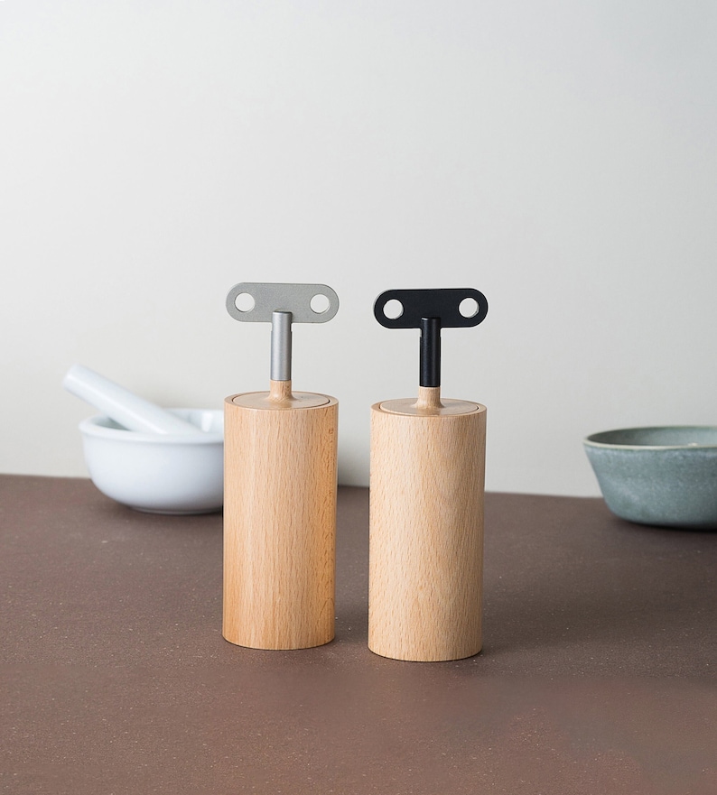 Playful Salt & pepper mill set in beech image 1