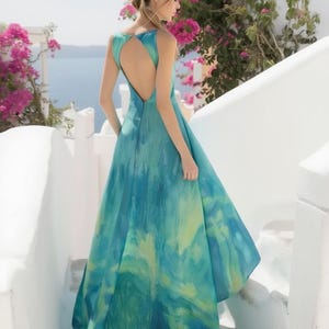 Abito lungo formale da donna in raso con fodera interna, acquerelli color verde acqua.