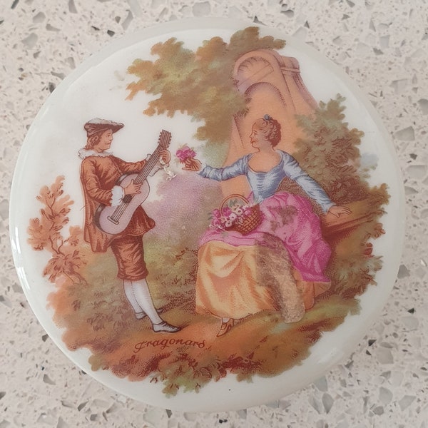 Jolie petite boite à bijoux ou à pilules en porcelaine de Limoges