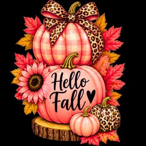Può includere: Un'illustrazione decorativa con tre zucche rosa chiaro, una con un fiocco leopardato e un'altra con un motivo leopardato. La zucca centrale mostra il testo nero Hello Fall con un cuore, circondata da foglie autunnali arancioni e rosse.