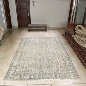 Oversized Distressed Turkish rug 7x10, Floral rug, Vintage rug, Pale Faded rug, Handmade Carpet, Thin rug, Large rugs for bedroom, L126