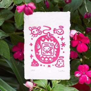 TAMAGOTCHI ANGEL, piccola linoleografia su carta fatta a mano, nostalgia di Tamagotchi Angels, opera d'arte virtuale di animali domestici, stampa rosa, stampe Y2k