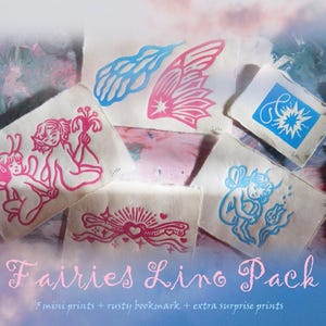 Peut inclure: Ensemble de linogravures artisanales sur le thème des fées, en rose et bleu, sur papier texturé. Les estampes présentent des ailes de fées, des chérubins et d'autres motifs fantaisistes. Le texte "Fairies Lino Pack" est affiché en bas de l'image.