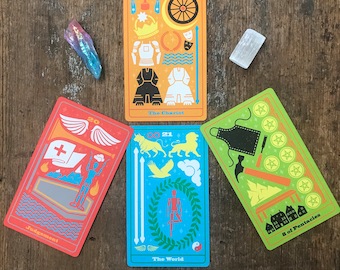 Puede incluir: Cuatro cartas de tarot dispuestas en forma de cruz sobre una superficie de madera. Las cartas son "El Carro", "El Juicio", "El Mundo" y "8 de Pentáculos".