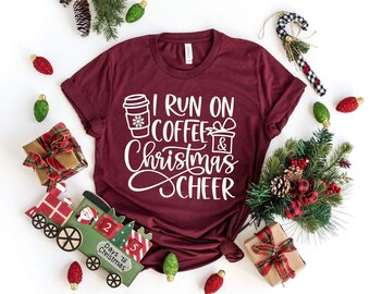 I Run on Coffee and Christmas Cheer Shirt | Kerstshirt | Vakantieshirt | Leuke kerstshirt | Koffie Lover Shirt | Unisex Overhemd