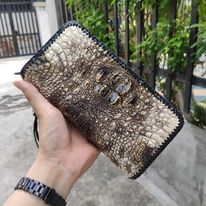 Portafoglio lungo minimalista in vera pelle di coccodrillo, fatto a mano, con cerniera e pochette con motivo a gobba naturale, per l'uso quotidiano.