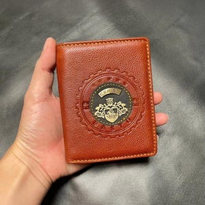 Herren Lederbrieftasche handgefertigte Brieftasche aus Rindsleder mit eingraviertem Muster benutzerdefinierte Lederbrieftasche für den täglichen Gebrauch