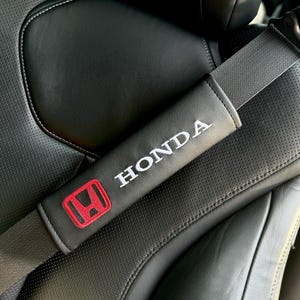 Copricinture di sicurezza per auto Ricamo Pelle vegana Spalline nere Idea regalo personalizzata fatta a mano