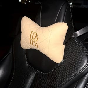 パーソナライズされた車用枕セット | 3ピースネック＆ヘッドレストクッション | カスタム刺繍 | 車での旅行の快適さ/お父さんやボーイフレンドへのギフト