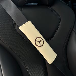 Copricinture di sicurezza per auto Ricamo Pelle vegana Spalline nere Idea regalo personalizzata fatta a mano