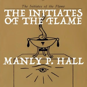 Może przedstawiać: Okładka starej książki z złotym tłem i czarnym tekstem. Tytuł to "The Initiates of the Flame", a autorem jest "Manly P. Hall". Okładka przedstawia stylizowany obraz płomienia palącego się w misie na cokole.