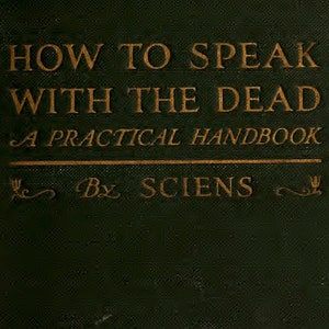 Può includere: Una copertina di libro verde scuro con lettere dorate che recitano "How to Speak with the Dead: A Practical Handbook by Sciens".