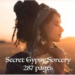 Puede incluir: Una mujer con el pelo largo y oscuro que lleva una diadema y un collar de cuentas plateadas y blancas. El fondo es una puesta de sol con un paisaje desértico. El texto "Secret Gypsy Sorcery 287 pages" está superpuesto a la imagen.