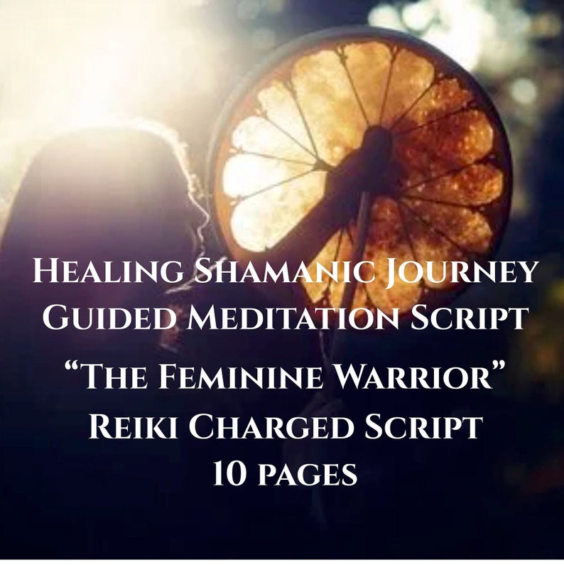 Op de afbeelding: Een vrouw die een bruine en witte trommel vasthoudt met een zonnestralenontwerp. De tekst "HEALING SHAMANIC JOURNEY GUIDED MEDITATION SCRIPT "THE FEMININE WARRIOR" REIKI CHARGED SCRIPT 10 PAGES" is op de afbeelding gedrukt.