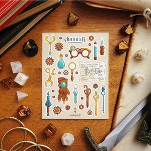 Peut inclure: Une feuille d'autocollants avec une variété d'illustrations d'outils et d'objets liés à la classe d'Artificier de Donjons et Dragons. La feuille d'autocollants est sur une surface en bois brun avec des dés et d'autres objets.