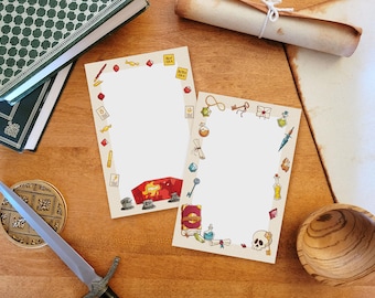 Könnte beinhalten: Zwei bedruckbare Blätter Papier mit weißem Hintergrund und einem Rand aus bunten Comicbildern von Fantasy- und Abenteuergegenständen. Der Rand enthält Bilder von Schlüsseln, Tränken, Schriftrollen, Würfeln und einem Schädel.