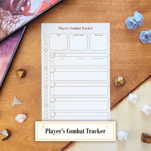 Puede incluir: Una hoja de seguimiento de combate de jugador con borde y texto dorados. La hoja est&aacute; sobre una superficie de madera con varios dados y figuras en miniatura. El texto de la hoja dice "Player's Combat Tracker".