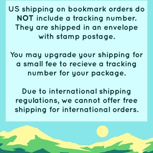 K&ouml;nnte beinhalten: Eine blaue und gelbe Illustration von Bergen mit einer Sonne am Himmel. Der Text auf dem Bild lautet: "US shipping on bookmark orders do NOT include a tracking number. They are shipped in an envelope with stamp postage. You may upgrade your shipping for a small fee to recieve a tracking number for your package. Due to international shipping regulations, we cannot offer free shipping for international orders."