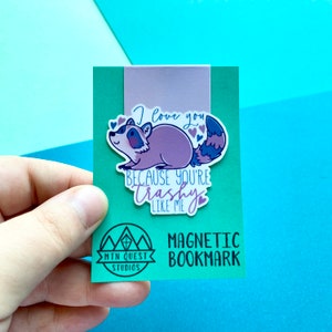Waschbär Lesezeichen, Trash Panda, Niedliche Waschbär Geschenke, Magnetische laminierte Lesezeichen, Geschenke für Leser, handgemachte Lesezeichen, Buchliebhaber Geschenke Bild 3