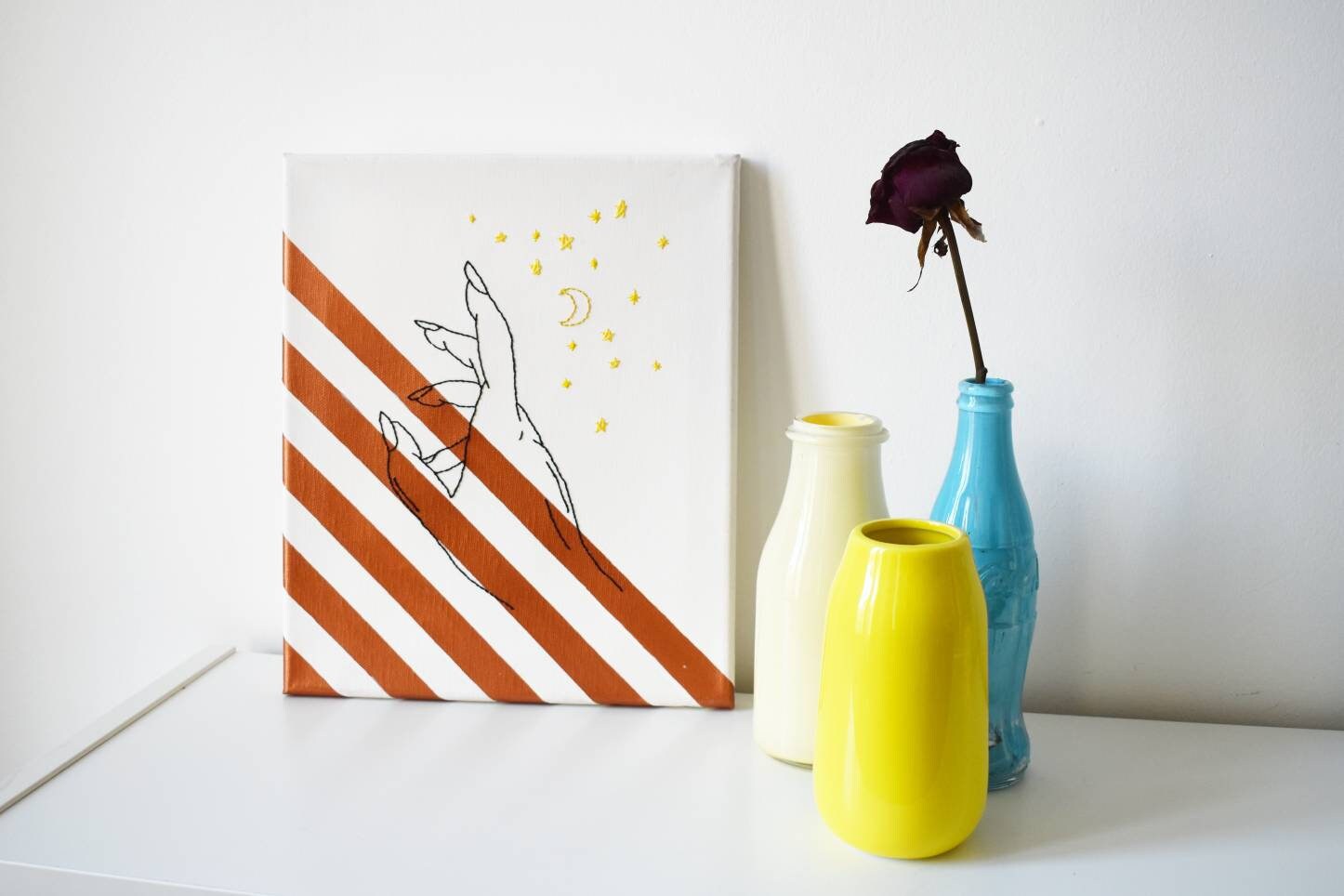 Toile Brodée - Main Femme Étoile Sorcière Moderne