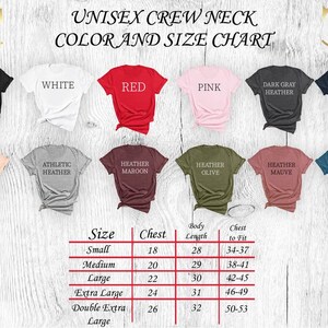 Op de afbeelding: Unisex crew neck t-shirt maattabel met metingen voor borst, lichaamslengte en borstbreedte. De tabel toont maten van S tot XXL. De tabel toont ook 12 verschillende kleuropties voor de t-shirts, waaronder zwart, wit, rood, roze, donkergrijs heather, heather navy, heather peach, athletic heather, heather maroon, heather olive, heather mauve en heather deep teal.