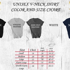 Op de afbeelding: Maattabel voor een unisex V-hals shirt met maten voor de borst, lichaamslengte en borstomvang. De tabel toont maten van klein tot dubbel extra groot. De beschikbare kleuren zijn zwart, atletisch grijs, donker grijs, wit en marine.