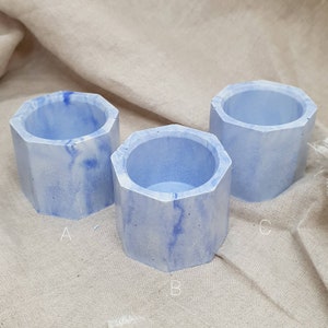 Peut inclure: Trois pots hexagonaux en béton avec un motif bleu et blanc marbré. Les pots sont étiquetés A, B et C. Les pots sont vides et prêts à l'emploi. Les pots conviennent aux petites plantes ou aux succulentes.