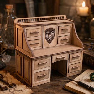 Può includere: Una scrivania in miniatura in legno con più cassetti e uno stemma decorativo. La scrivania è realizzata in legno chiaro con finiture più scure e presenta una piccola credenza. La scrivania è circondata da candele, chiavi e un libro.