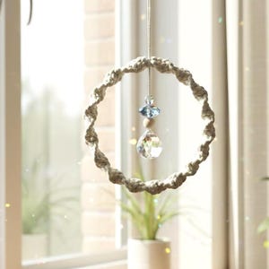 Makramee Sonnenfänger rund - Boho Fensterdeko mit Kristall - handgemachter Fensterhänger - Geschenk für Mama oder Freundin