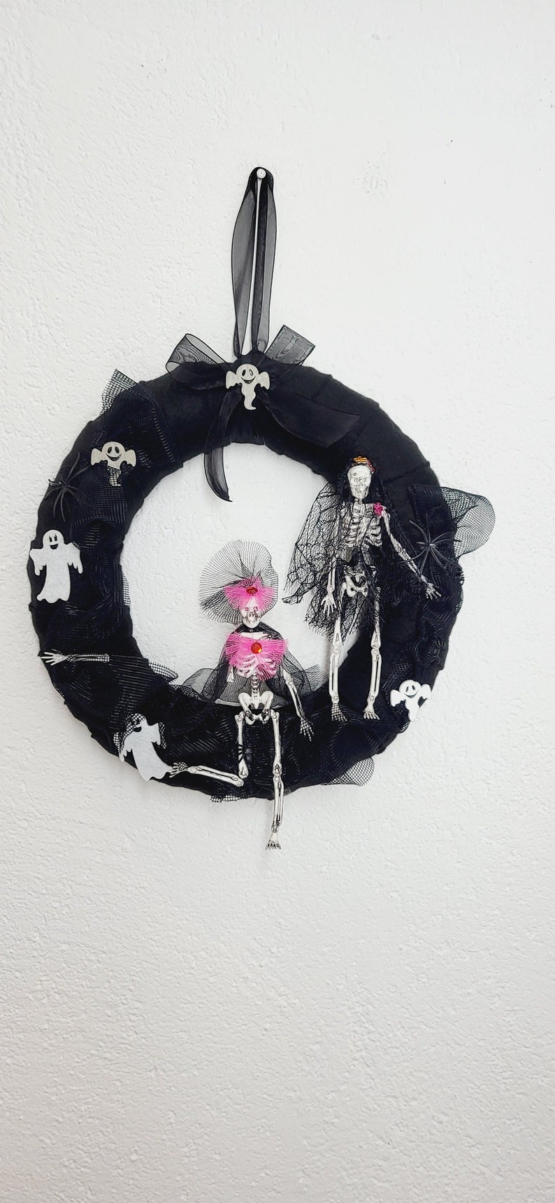 Halloween Türkranz mit freundlichen Gespenstern und Skeletten zdjęcie 1