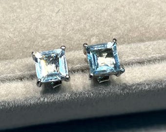 Natürliche Aquamarin Sterling Silber Ohrstecker: Princess Cut, März Geburtsstein