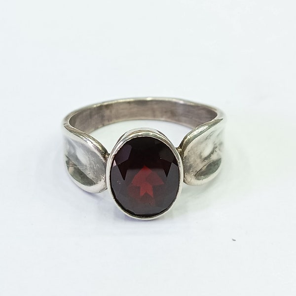 Oval Natural Garnet Ring made in 925  silver - Genuine Gemstone - Artistic Bezel Setting Stone Silver band - Vintage Band