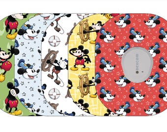 Könnte beinhalten: Vier verschiedene Designs von runden, bunten, selbstklebenden Aufklebern mit Mickey Mouse in verschiedenen Posen. Die Aufkleber sind für einen Dexcom G6 Continuous Glucose Monitor konzipiert.