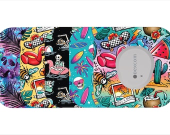 Puede incluir: Una colorida funda con diseños para dispositivos médicos con calaveras, monopatines y escenas de playa. El diseño incluye el texto "Life's a Beach" y un dispositivo circular gris.