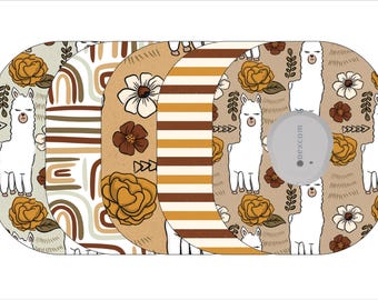 Könnte beinhalten: Vier verschiedene Designs von runden Aufklebern für ein Dexcom-Kontinuierliches-Glukose-Monitoring-Gerät. Jeder Aufkleber zeigt ein Lama, Blumen und geometrische Muster in Braun-, Beige- und Weißtönen.