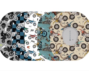 Puede incluir: Una colección de cubiertas estampadas para dispositivos médicos con diseños de motos de motocross. Las cubiertas muestran varios esquemas de color, incluyendo gris, azul y beige, con ilustraciones de motocicletas, cascos y pilotos. Un dispositivo blanco es visible en el lado derecho.