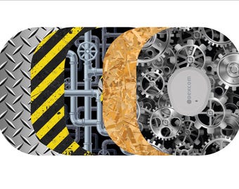 Puede incluir: Diseño abstracto con elementos industriales. La imagen incluye un patrón de placa de diamante, rayas de peligro amarillas y negras, tuberías metálicas, vetas de madera y una colección de engranajes. También hay un dispositivo blanco con el texto "dexcom".