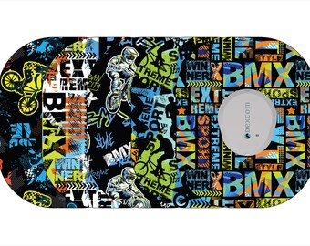 Puede incluir: Un sensor de dispositivo médico con temática BMX y un diseño audaz. El fondo presenta un collage de ciclistas de BMX, graffiti y las palabras "BMX", "Extreme" y "Winner" en varias fuentes y colores. Un sensor gris y circular está adjunto.