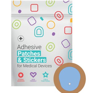 Może przedstawiać: Opakowanie plastrów i naklejek samoprzylepnych do urządzeń medycznych. Białe opakowanie ma kolorowe kształty i tekst "Adhesive Patches & Stickers for Medical Devices". Pokazano pojedynczy plaster z niebieskim środkiem i brązową obwódką.