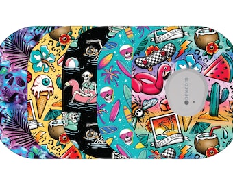 Puede incluir: Una colección de cubiertas para sensores Dexcom G6 con diseños vibrantes y coloridos. Los patrones incluyen calaveras, elementos tropicales y gráficos con temática de playa. Una cubierta presenta un sensor gris.