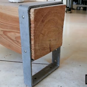 Beine auf einem Holzbalken | Strahlhalter | Balkenrahmen | Ständer aus Flachstahl | Bein der Bank | Bankgestell