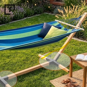 Op de afbeelding: Een blauw en groen gestreepte stoffen hangmat opgehangen aan een lichtgekleurd houten frame met zwarte metalen hoekverbindingen. De hangmat is voorzien van een marineblauw vierkant kussen en een limoengroen vierkant kussen op het doek.