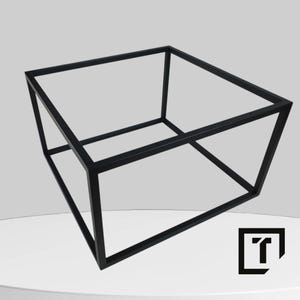 Può includere: Base per tavolo quadrata in metallo nero con un design semplice e minimalista. La base è realizzata in metallo robusto ed è perfetta per sostenere una varietà di piani di tavolo.