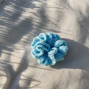 Chouchou au crochet bleu ciel