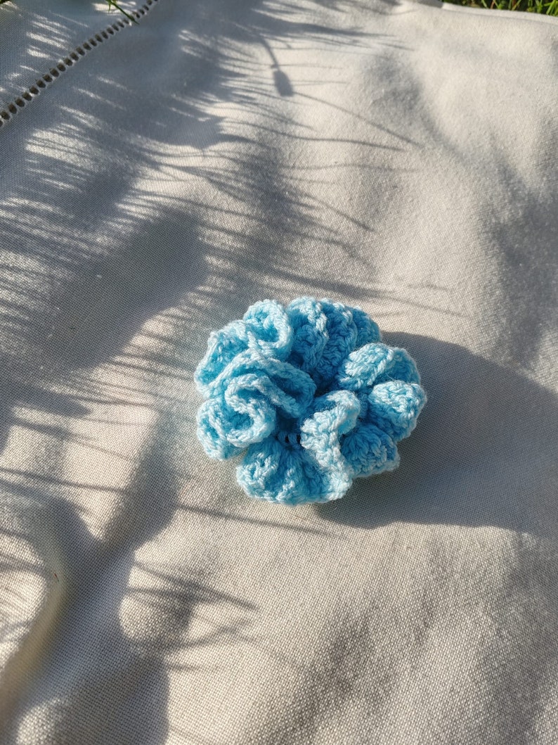 Chouchou au crochet bleu ciel